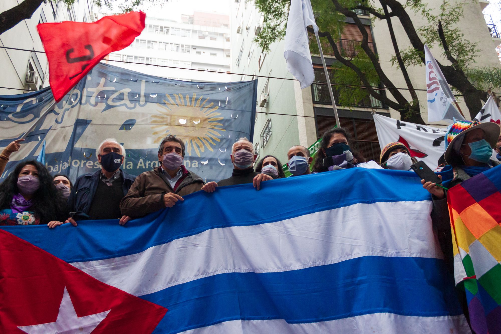 Movilización y abrazo solidario en la Embajada de Cuba
