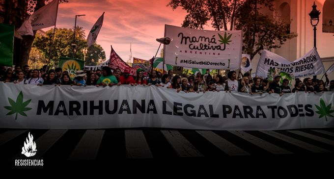 Fotorreportaje - Por la despenalización del cultivo de marihuana, una multitud marchó al Congreso