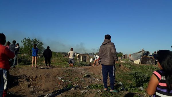 Desalojo y quema de casillas en Rafael Castillo